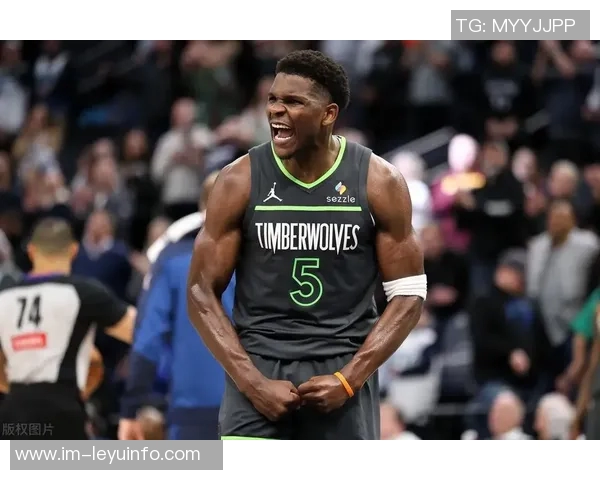 爱德华兹首节火力全开半场高效得分助球队继续进攻展现强大实力 爱德华兹首节火力全开半场高效得分助球队继续进攻展现强大实力